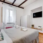 Fine Line House In Trastevere, With Puccio *