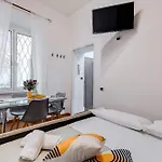 Fine Line House In Trastevere, With Puccio *