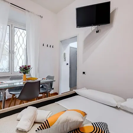 Fine Line House In Trastevere, With Puccio *