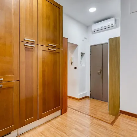 Fine Line House In Trastevere, With Puccio
