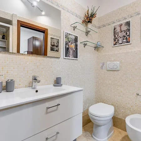 Fine Line House In Trastevere, With Puccio